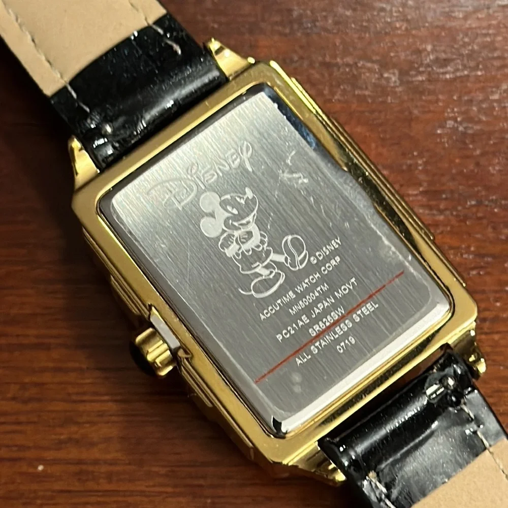 NWOT Disney Minnie Mouse large face watch MOP face & leather band